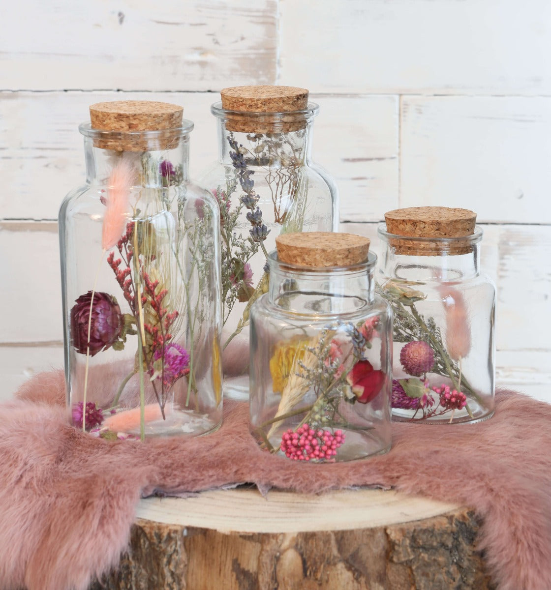 Glasmedikamentenflaschen mit zwei Trockenblumen Ø7cm (12 Stück) [IFS-29394]